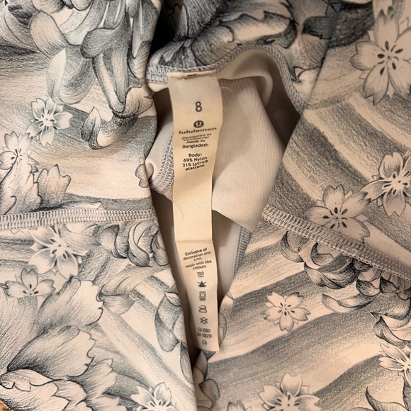 Lululemon crop yoga style leggings 8 - Picture 2 of 6